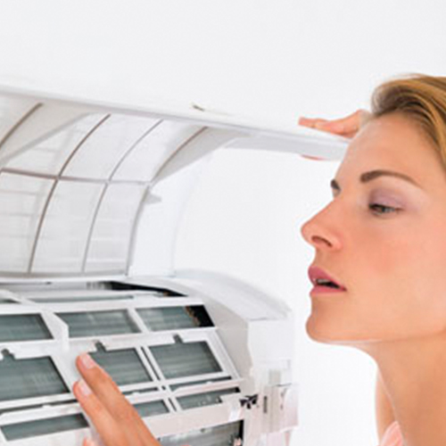 Limpiar el filtro del aire acondicionado: así se quita el mal olor en  minutos