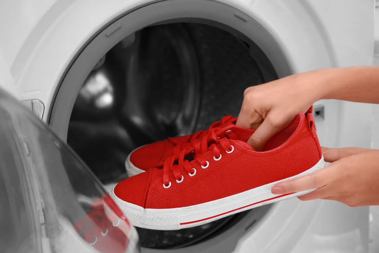 ¿Cómo lavar las zapatillas en la lavadora?