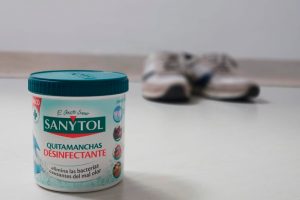 Añade Sanytol desinfectante quitamanchas para lavar las zapatillas de deporte