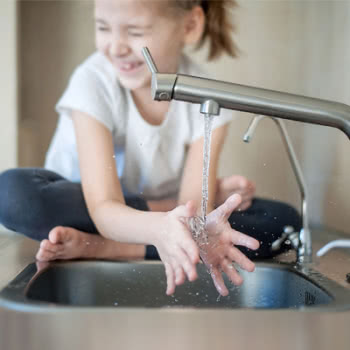 Niña lavándose las manos