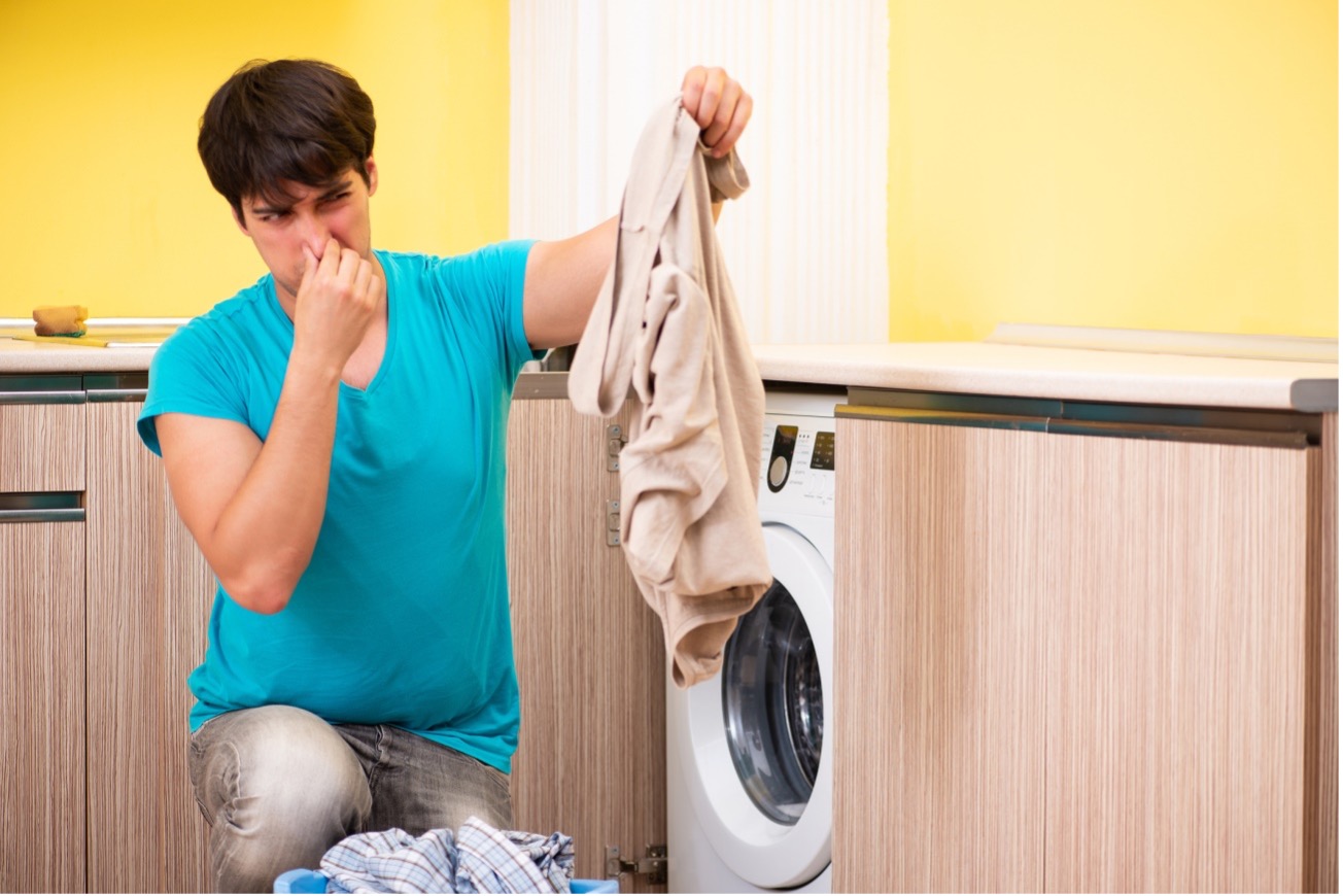 Cómo eliminar el olor a humedad de la ropa de forma rápida | Sanytol