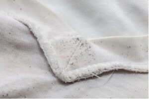 4 pasos para quitar las manchas de moho de la ropa