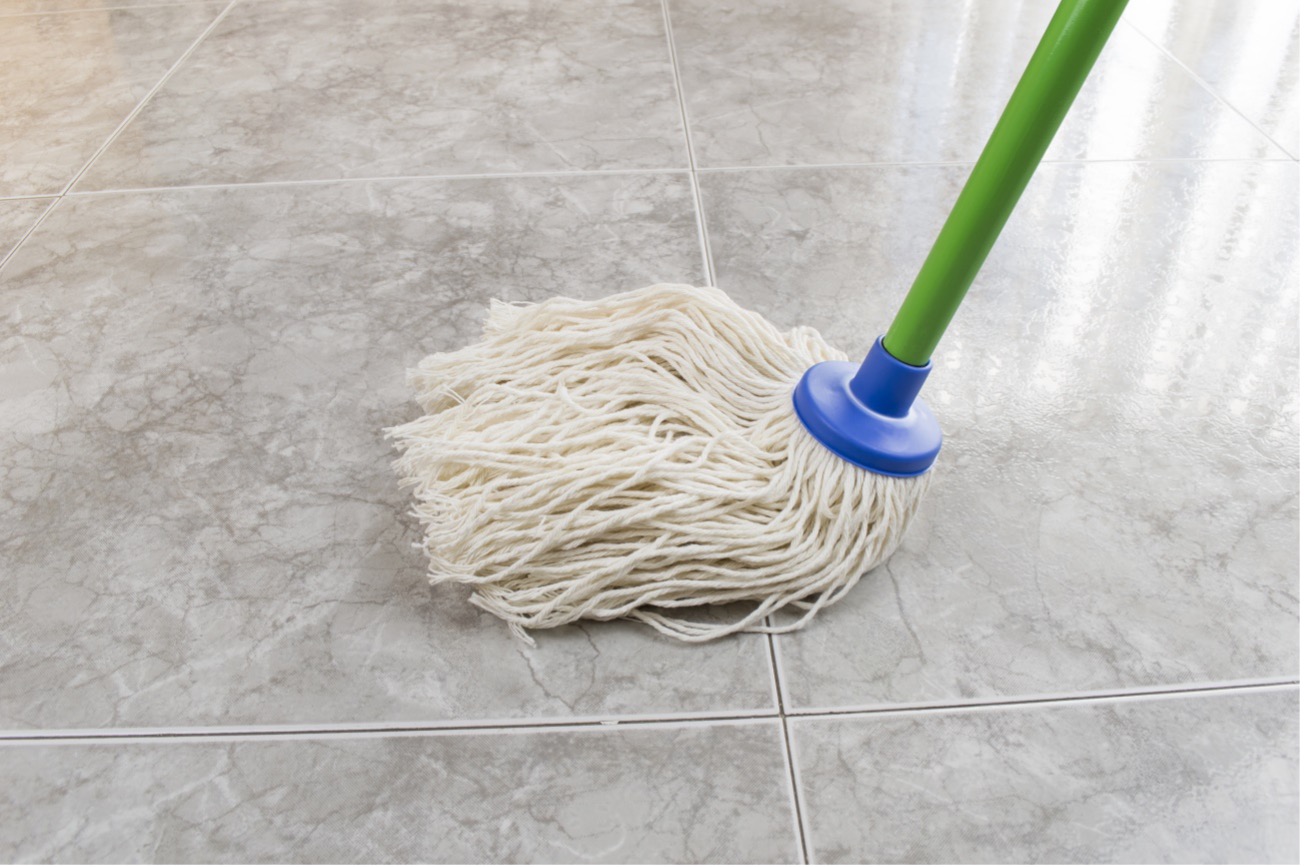 Cómo desinfectar y limpiar los suelos de casa