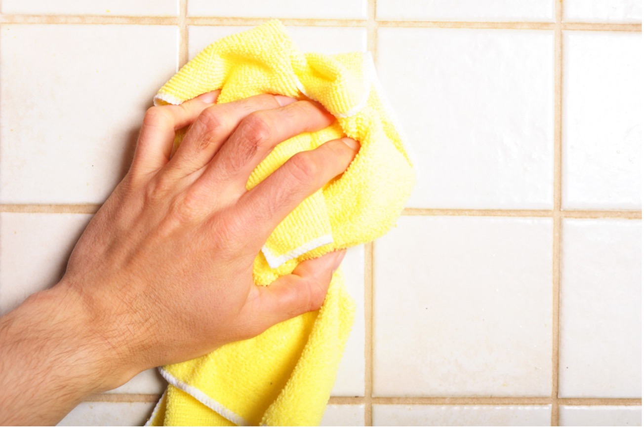Cómo limpiar y desinfectar los azulejos del baño sin lejía ni esfuerzo