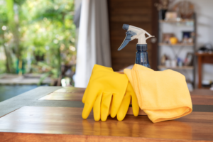 Producto Sanytol, guantes amarillos y bayeta de microfibra preparados para la limpieza y desodorización. lavar bayetas microfibra