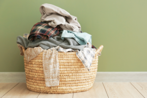 Cesto de ropa amontonada, simbolizando la importancia de evitar las manchas de humedad en las prendas
