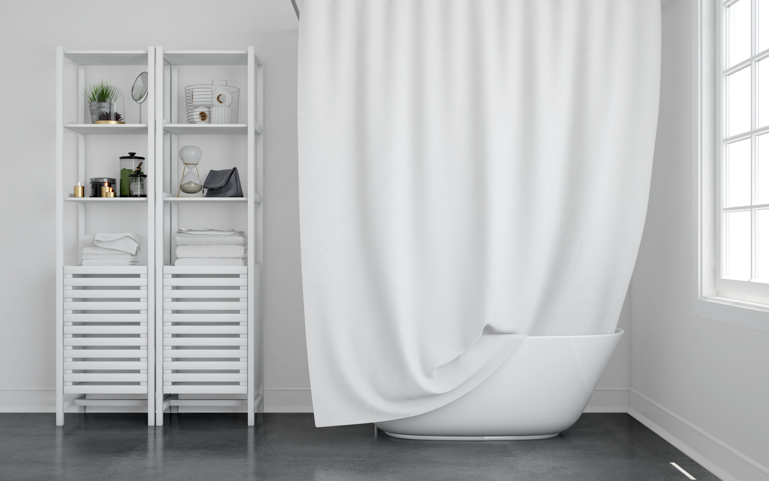 Cuarto de baño con cortinas blancas, representando la necesidad de limpiarlas regularmente para evitar la aparición de moho